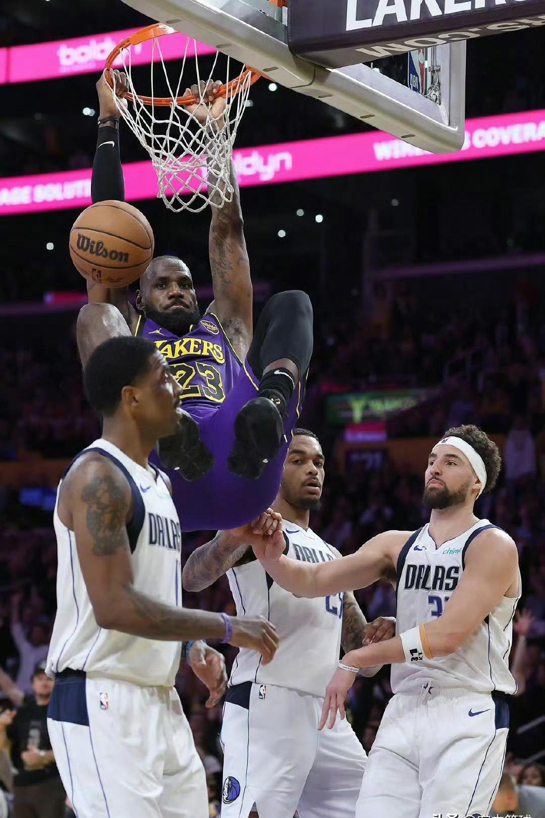 詹姆斯在独行侠比赛中突破纪录,败北引发热议的原因 詹姆斯在独行侠比赛中突破纪录,败北引发热议的原因