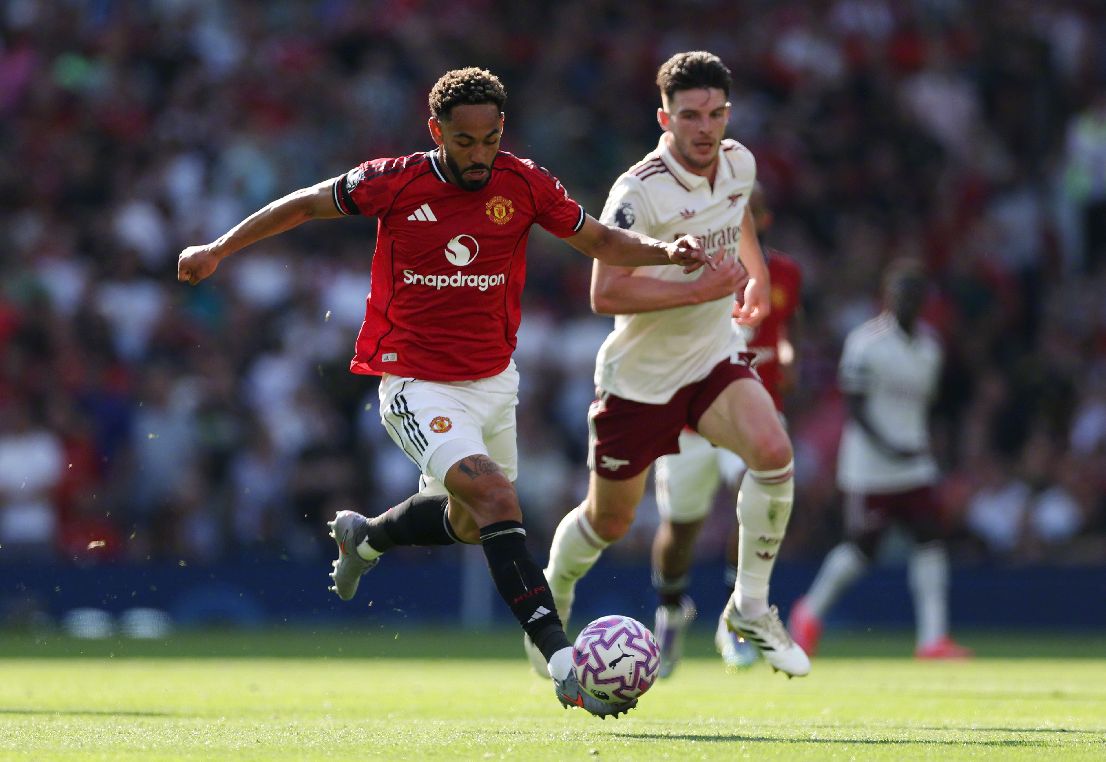 包含费德勒在曼联比赛中赛况扑朔迷离，突破纪录引发热议！的词条