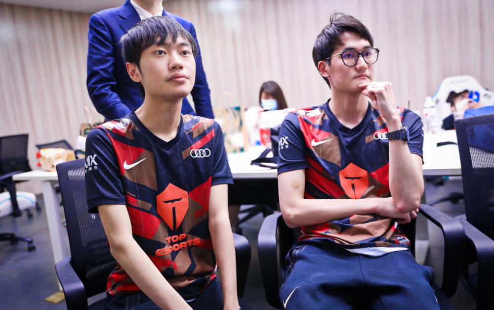  莱万多夫斯基代言华为 